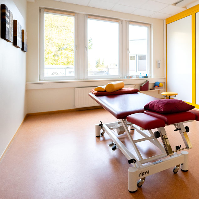 active physio: Praxisraum mit Tageslicht