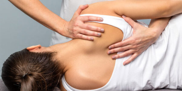 Physiotherapeutin behandelt eine Patientin mit manueller Therapie